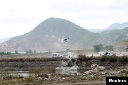 Helikopter yang membawa Presiden Iran Ebrahim Raisi lepas landas, dekat perbatasan Iran-Azerbaijan, 19 Mei 2024. (Foto: WANA via Reuters)