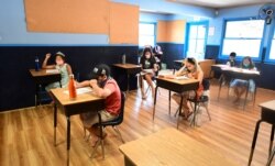 지난달 9일 미국 캘리포니아주 몬터레이파크의 한 초등학교에서 사회적 거리 두기 지침을 지키면서 여름수업을 진행하고 있다.