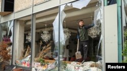 شیشه‌های شکسته یک مغازه پس از حمله موشکی روسیه به خارکیف