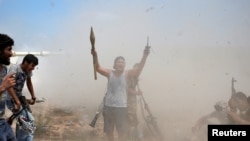 យុទ្ធជន​នៃ​កង​កម្លាំង​លីប៊ី ដែល​ជា​សម្ព័ន្ធមិត្ត​របស់​រដ្ឋាភិបាល​​គាំទ្រ​ដោយ​អង្គការ​សហប្រជាជាតិ​ លើក​ដៃ​ក្រោយ​ពេល​ក្រុម​របស់​ខ្លួន​បាន​បាញ់ចំ​​ទីដៅ​នៃ​ក្រុម​រដ្ឋ​ឥស្លាម។