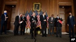 លោក Mitch McConnell​ ប្រធាន​ព្រឹទ្ធសភា​ខាង​គណបក្ស​សាធារណរដ្ឋ ថ្លែង​ក្នុង​សន្និសីទ​សារព័ត៌មាន​មួយ​នៅ​វិមាន​រដ្ឋសភា ក្នុង​រដ្ឋធានី​វ៉ាស៊ីនតោន កាល​ពី​ថ្ងៃ​ទី ២៧ ខែ​កក្កដា ឆ្នាំ​២០២០ អំពី​សំណើ​កញ្ចប់ថវិកា​ជំនួយ​ថ្មី​សម្រាប់​វិបត្តិ​ជំងឺ​កូវីដ១៩។ 