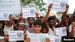 ជន​ភៀស​ខ្លួន​រ៉ូហ៊ីងយ៉ា​កាន់​បដា​នៅ​មុន​ពេល​មក​ដល់​របស់​លោក​អគ្គលេខាធិការ​អង្គការ​សហប្រជាជាតិ Antonio Guterres និង​លោក Jim Yong Kim ប្រធាន​ធនាគារ​ពិភពលោក នៅ​ជំរំ​ភៀស​ខ្លួន Kutupalong នៅ​ក្នុង​សង្កាត់ Cox’s Bazar ប្រទេស​បង់ក្លាដែស កាលពី​ថ្ងៃទី២ ខែកក្កដា ឆ្នាំ២០១៨។