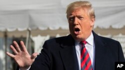도널드 트럼프 미국 대통령이 지난 9일 백악관을 떠나기 전 취재진의 질문에 답하고 있다. 