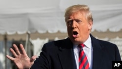 Presiden AS Donald Trump berbicara kepada media di halaman Gedung Putih (9/11). 