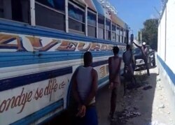 FILE - Male prisoners in Gonaives board a bus that will transfer them to a jail in St Marc after an attempted jailbreak. (Photo: Exalus Mergenat / VOA)