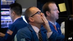 交易员于2020年1月2日星期四在纽约证券交易所监控股价。由于美中贸易协定以及中国政府对经济发展的促进全球股票周四上涨。