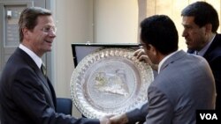 Menlu Jerman Guido Westerwelle (kiri) berjabat tangan dengan wakil ketua pemberontak Libya, Abdel Hafiz Ghoga, di Benghazi (13/6)