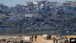 ทหารอิสราเอลประจำการอยู่ที่ชายแดนอิสราเอล-ฉนวนกาซ่า ทางตอนใต้ของอิสราเอล เมื่อ 29 ธันวาคม 2023 (ที่มา: AP)