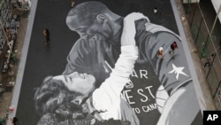 Sebuah mural raksasa mendiang pebasket NBA Kobe Bryant dan putrinya Gianna di sebuah lapangan bola basket di Taguig, selatan Manila, Filipina, Selasa, 28 Januari 2020.