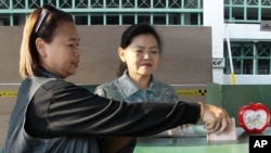 រូបឯកសារ៖ ពលរដ្ឋ​ថៃ​ម្នាក់កំពុង​បោះឆ្នោត​នៅ​មណ្ឌលបោះឆ្នោត​មួយ​ក្នុង​ទីក្រុង​បាងកកង ប្រទេស​ថៃ ក្នុង​អំឡុងពេល​បោះឆ្នោត​ជាតិ ថ្ងៃទី ២ ខែកុម្ភៈ ឆ្នាំ២០១៤។ 