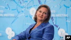 Victoria Nuland, Asisten Menteri Luar Negeri AS untuk Eropa dan Eurasia, dalam diskusi tentang Ukraina dan masalah global lainnya, yang diselenggarakan oleh Yalta European Strategy di Mystetsky Arsenal Art Center di Kyiv, Ukraina.