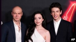 Слева направо: Юра Борисов, Майки Мэдисон и Марк Эйдельштейн, актеры фильма «Анора», на премьере фильма. 1 октября 2024 года, в театре Vista Theatre в Лос-Анджелесе. (Фото AP / Крис Пиццелло)