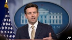 Jury bicara Gedung Putih Josh Earnest sdi Gedung Putih, Washington DC (Foto: dok). 
