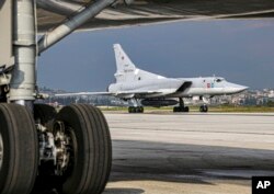 Rusya'nın Suriye'deki üslerinde bulunan uçaklarda biri kalkışa hazırlanırken.