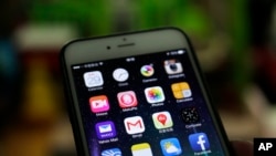 FILE - Smartphone dengan banyak app, 29 Desember 2014. 