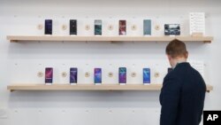 ក្រុមហ៊ុន Google បង្ហាញ​នូវ​ឧបករណ៍​ជាច្រើន​ដែល​មាន​ភ្ជាប់​ជាមួយ​ជំនួយការ Google នៅ​ក្នុង​ការ​តាំងពិព័រណ៍​បច្ចេកវិទ្យា​ កាលពី​ថ្ងៃទី៨ ខែមករា ឆ្នាំ២០២០ ក្នុង​ក្រុង Las Vegas សហរដ្ឋអាមេរិក។ 