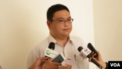 រូបឯកសារ៖ លោក ខេន លូ អគ្គលេខាធិការ​សមាគម​រោងចក្រ​កាត់ដេរ​នៅ​កម្ពុជា GMAC ផ្តល់​បទសម្ភាសន៍​ដល់​អ្នកយកព័ត៌មាន​អំពី​ការចរចា​តម្លើង​ប្រាក់ឈ្នួល​កម្មករ​រោងចក្រ។ (ខាន់ សុគុំមនោ/VOA)