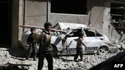 Sirijska deca u ruševinama pobunjeničkog područja Douma, istočno od prestonice Damaska. 