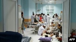 FILE – Dokter Tanpa Tapal Batas, atau Doctors Without Borders (MSF), merawat warga sipil setelah serangan terhadap militan Taliban.