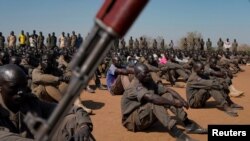 Des soldats sud-soudanais se rassemblent sur le site d'entraînement de la force conjointe chargée de protéger les personnalités à Gorom, dans les environs de Juba.