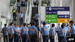 ২০২৫ সালের ১১ মার্চ ম্যানিলার নিনয় অ্যাকুইনো বিমানবন্দরে ফিলিপাইনের সাবেক প্রেসিডেন্ট রদ্রিগো দুতার্তেকে গ্রেপ্তারের অপেক্ষায় পুলিশ কর্মকর্তারা।