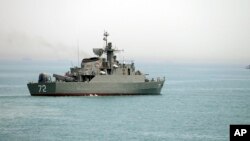 Arhiva - Na ovoj fotografiji napravila i objavila poluzvanična novinska agencija Fars 7. aprila 2015, iranski ratni brod Ablorz, priprema se za napuštanje iranskih voda u moreuz Hormuz. Moreuz, na istočnoj ivici Perijskog zaliva, jedan je od najvažjijih svetskih trgovinskih puteva.