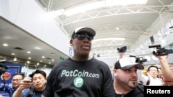Dennis Rodman a l’aéroport de Pékin avant de s'envoler pour Pyongyang, le 13 juin 2017