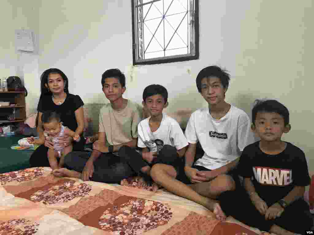 អ្នកស្រី ប៊ូ រចនា ភរិយា និង​កូនប្រុស​ទាំង​៥នាក់ អង្គុយ​នៅក្នុង​កន្លែង​លាក់​ខ្លួន​បណ្តោះអាសន្ន​ក្នុងប្រទេស​មួយ​ កាលពី​ថ្ងៃទី២ ខែកក្កដា ឆ្នាំ២០១៧។ (សុខ ខេមរា/VOA)