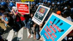 Demonstrators protest against what they say is U.S., Japan, and China’s interference with the Association of Southeast Asian Nations (ASEAN) in front of the U.S. Embassy in Manila, Philippines, April 28, 2017. The 10-member ASEAN is to hold their annual summit Saturday.
