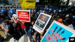 Para pengunjuk rasa melakukan aksi demo di depan Kedutaan AS di Manila, Filipina, 28 April 2017, menentang keterlibatan AS, Jepang dan China dalam ASEAN, menjelang berlangsungnya KTT ASEAN akhir pekan ini. (AP Photo/Bullit Marquez). 