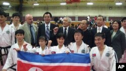매사추세츠 주 로웰 고등학교 체육관에서 첫번째 시범공연을 가진 북한 조선태권도 시범단