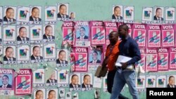 Posters de campagne à Maputo, au Mozambique, le 11 octobre 2019 REUTERS / Grant Lee Neuenburg - 