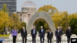 នាយក​រដ្ឋមន្រ្តី​ការ​បរទេស​ G7 ពី​ឆ្វេង​មក​ស្តាំ​ អ្នក​តំណាង​មក​ពីសហភាព​អឺរ៉ុប កាណា​ដា អង់គ្លេស​ អាមេរិក ជប៉ុន អាល្លឺម៉ង់ អ៊ីតាលី​ និង​បារាំង ដើរ​ជាមួយ​គ្នានៅឯសួន​សន្តិភាព​ក្នុង​ទី​ក្រុង Hiroshima ភាគ​ខាង​លិចប្រទេស​ជប៉ុន កាល​ពី​ថ្ងៃ​ច័ន្ទ ទី​១១​ ២០១៦(Jonathan Ernst/Pool Photo via AP)