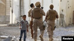 Tentara berpatrolid di jalanan di Aden, Yaman selatan (26/9). (Reuters/Faisal Al Nasser)