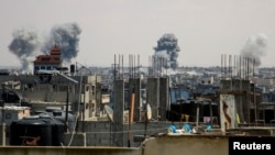 ផ្សែង​ហុយ​ឡើង​មក​បន្ទាប់​ពី​អ៊ីស្រាអ៊ែល​វាយប្រហារ​នៅ​ភាគខាងកើត​ទីក្រុង​ Rafah កាលពីថ្ងៃទី​០៧ ឧសភា ឆ្នាំ២០២៤។ REUTERS/Hatem Khaled