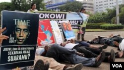 Aksi unjuk rasa di depan Istana Negara, Jakarta hari Rabu (17/12) untuk mendesak pemerintah mengusut tuntas pelaku penembakan di Paniai, Papua (foto: VOA/Fathiyah).