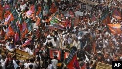 India's opposition Bharatiya Janata Party (BJP) senior leader L.K. Advani, center, with party supporters march towards Indian parliament to protest against the price rise in New Delhi, India (File Photo)