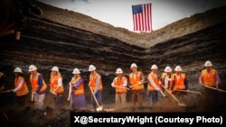 2025年7月11日，美国能源部长赖特(右五)参加拉马科布鲁克矿碳矿稀土项目的奠基仪式。