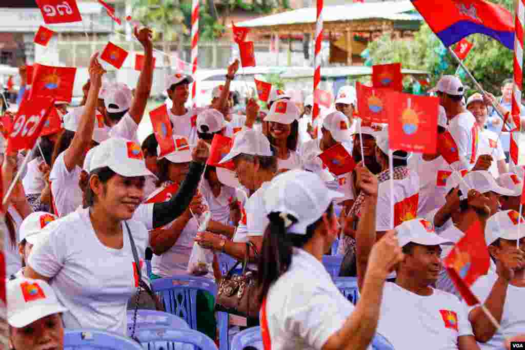 អ្នកគាំទ្រ​គណបក្សឆន្ទ:ខ្មែរ​ នៅ​ក្នុង​ការ​ធ្វើសមាជ នៅ​ថ្ងៃ​ដំបូង​នៃយុទ្ធនា​ការ​ឃោសនា​រក​សំឡេង​ឆ្នោត​ នៅ​ក្នុង​ទីស្នាក់​ការ​គណបក្ស​ នៅថ្ងៃ​ទី០៧ ខែ​កក្កដា ឆ្នាំ​២០១៨។ (គី ម៉េងលី/VOA)