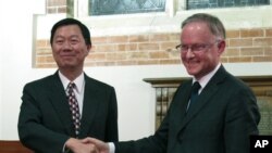 Wakil Kantor Ekonomi dan Budaya Taipei Elliott Charng (kiri) dan Direktur Kantor Perdagangan dan Industri Selandia Baru Stephen Payton dalam acara penandatanganan perjanjian perdagangan bebas, Juli 2013. (AP/Nick Perry)