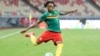 Le Camerounais Clinton Njie botte le ballon lors du match de qualification entre le Cameroun et le Rwanda au Stade Omnisport de Douala le 30 mars 2021.