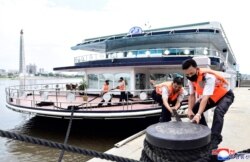 27일 북한 평양 대동강변에서 관계자들이 태풍 바비의 상륙에 대비하고 있다며, 북한 관영매체 '조선중앙통신'이 사진을 공개했다.