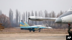 Un avion de chasse ukrainien MIG-29 est stationné sur la base aérienne de Vasilkov à l'extérieur de Kiev, en Ukraine, le 23 novembre 2016.