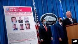 존 데머 미 법무부 산하 국가안보실장(왼쪽)과 미국 연방수사국(FBI) 마이클 크리스트맨 피츠버그 지부 특별 수사관(오른쪽), 데이비드 보우디치 FBI 부국장이 19일 워싱턴 법무부에서 컴퓨터 해킹 혐의로 기소된 러시아군 정보요원 6명에 대해 기자회견을 했다.