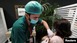 حکومتِ پاکستان نے نجی شعبے کو بھی ویکسین درآمد کرنے کی اجازت دی تھی۔ 