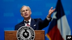 ​ໃນ​ພາບ​ວັນ​ທີ 4 ພຶດ​ສະ​ພາ 2018 ນີ້, ສະ​ແດງ​ໃຫ້​ເຫັນ​ຜູ້​ປົກ​ຄອງ​ລັດ ເທັກ​ຊັ​ສ, ທ່ານ ເກ​ຣກ ແອບ​ບັອດ ກ່າວ​ຄຳ​ປາ​ໄສ​ຢູ່​ສະ​ມາ​ຄົມ​ປືນ​ຍາວ​ແຫ່ງ​ຊາດ.