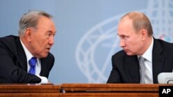 Qozog'iston prezidenti Nursulton Nazarboyev (chapda) va Rossiya prezidenti Vladimir Putin