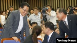 한국의 새정치민주연합 박지원 의원(왼쪽)이 4일 국회에서 열린 의원총회에서 7·30 재보선 당선 의원들과 대화하고 있다. 박지원 의원 등 5명은 김대중 전 한국 대통령 서거 5주기를 맞아 조화를 받기 위해 17일 방북할 예정이다.