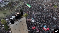 Warga Suriah masih merayakan jatuhnya pemerintahan Presiden Bashar al-Assad di Lapangan Umayyad, di Damaskus, Suriah, 20 Desember 2024. (Foto: Hussein Malla/AP Photo)