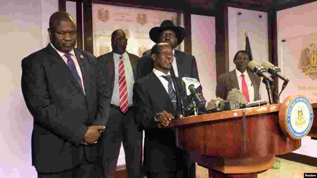 Les membres du gouvernement sud soudanais répondent aux questionx des journalistes lors d&#39;une conférence de presse à Juba, 8 juillet, 2016.